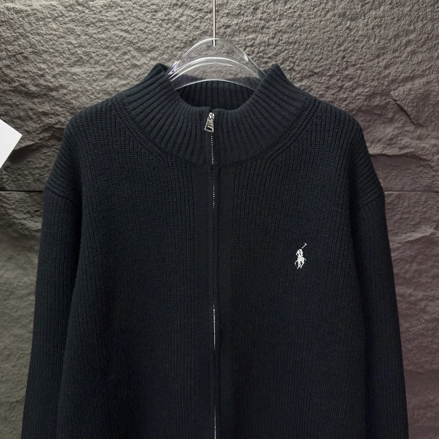 P340 Ralph Lauren 2025 new classic embroidered logo couple style zipper knitted sweater 🔥High version🔥High version🔥 The fabric is made of 32-count cotton yarn blended material, which is skin-friendly and does not stick to the body. It does not cause pilling. It feels very soft and super comfortable. It is fashionable and personalized. It is a super versatile and beautiful knitted sweater. It is very suitable for both men and women. It is a must-have for everyone. Packaging, tag, collar label, washed wheat, complete👍 Color: black, gray Size: M-2XL